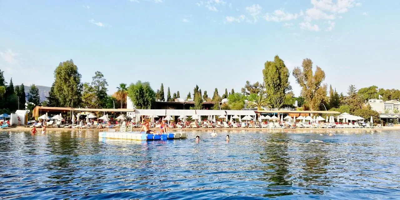 Manuela Boutique Hotel Битез