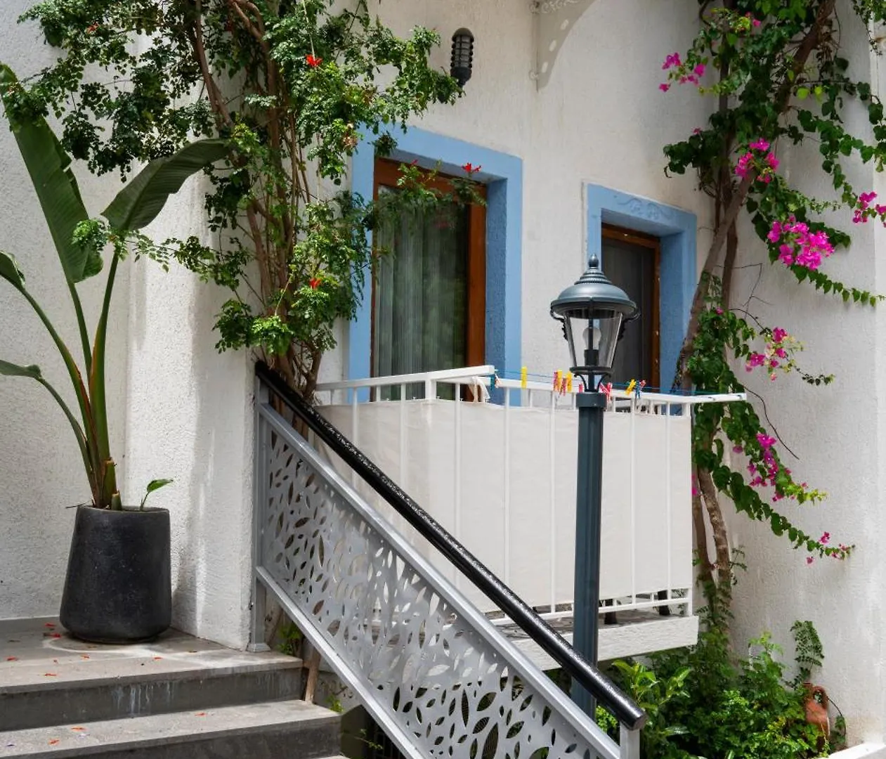 Manuela Boutique Hotel Битез