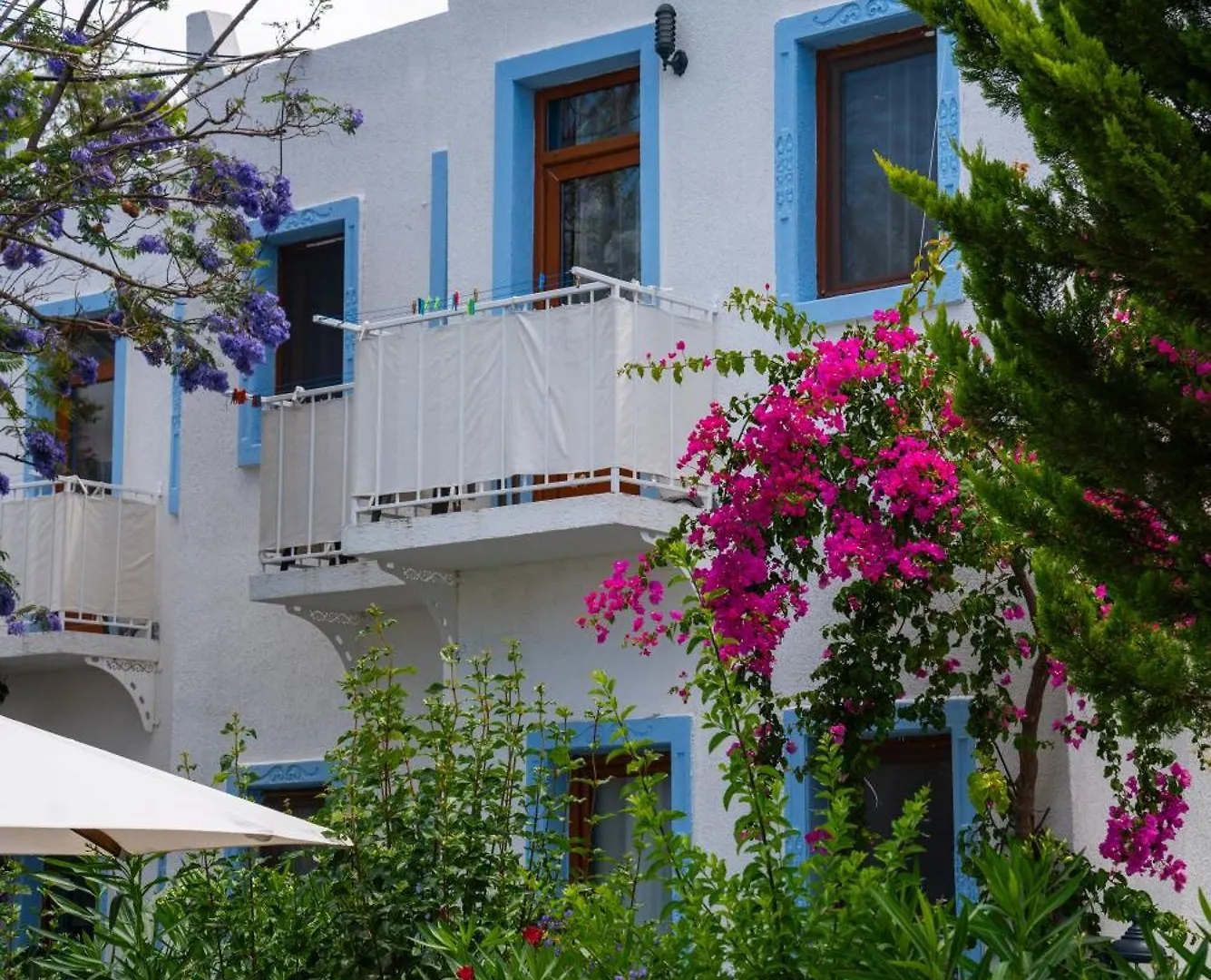 Manuela Boutique Hotel Битез