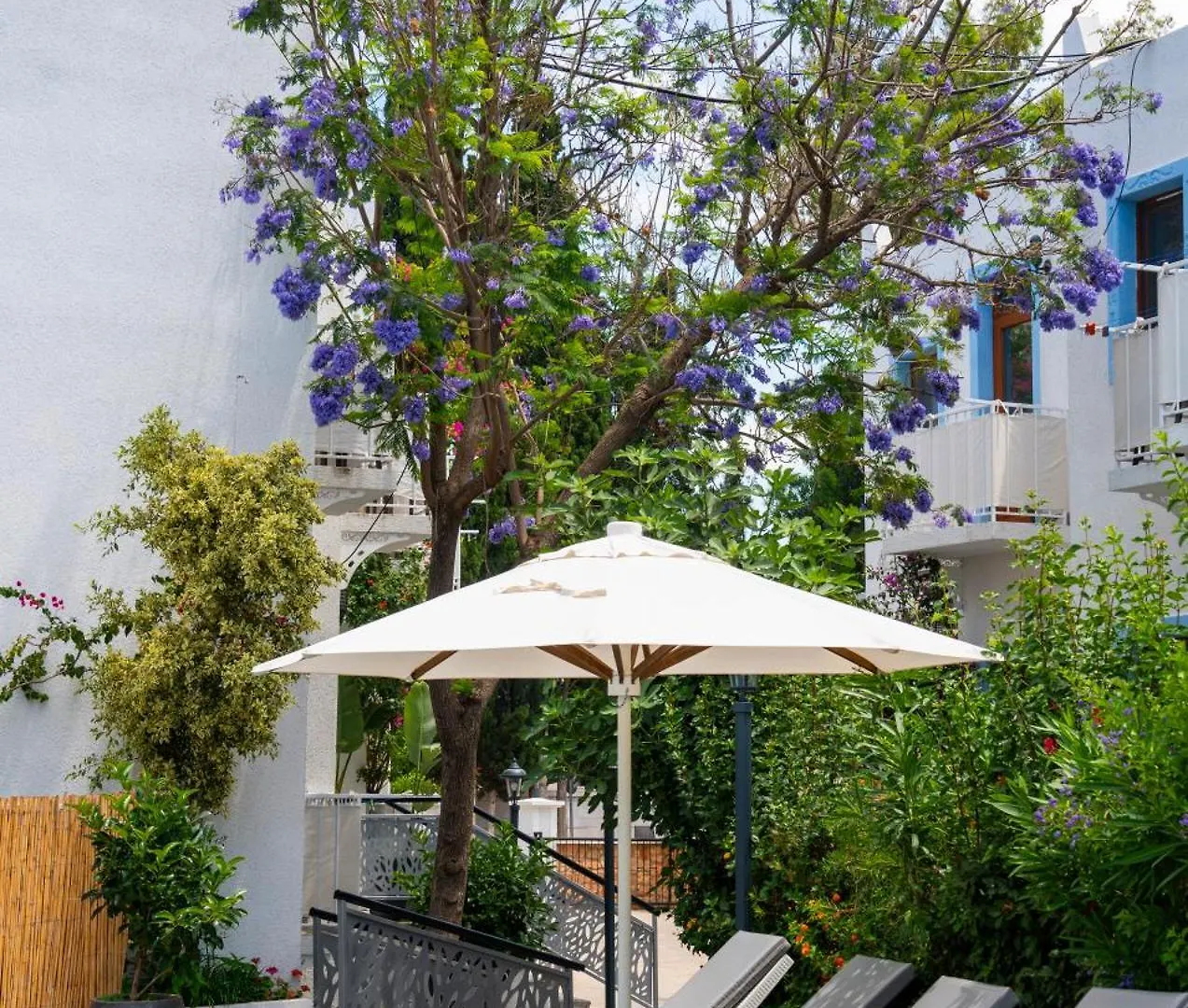 Manuela Boutique Hotel Битез 3*,