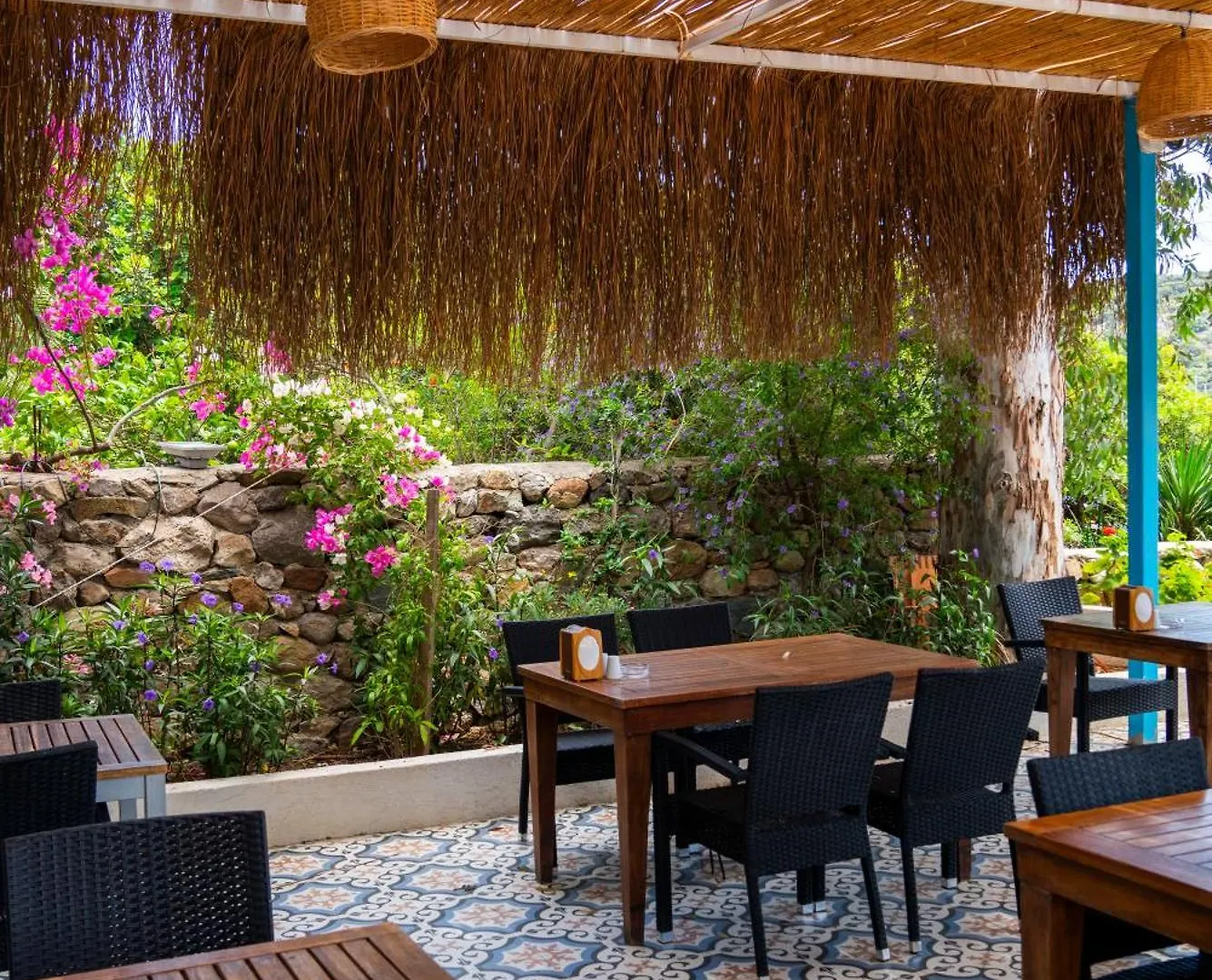Manuela Boutique Hotel Битез