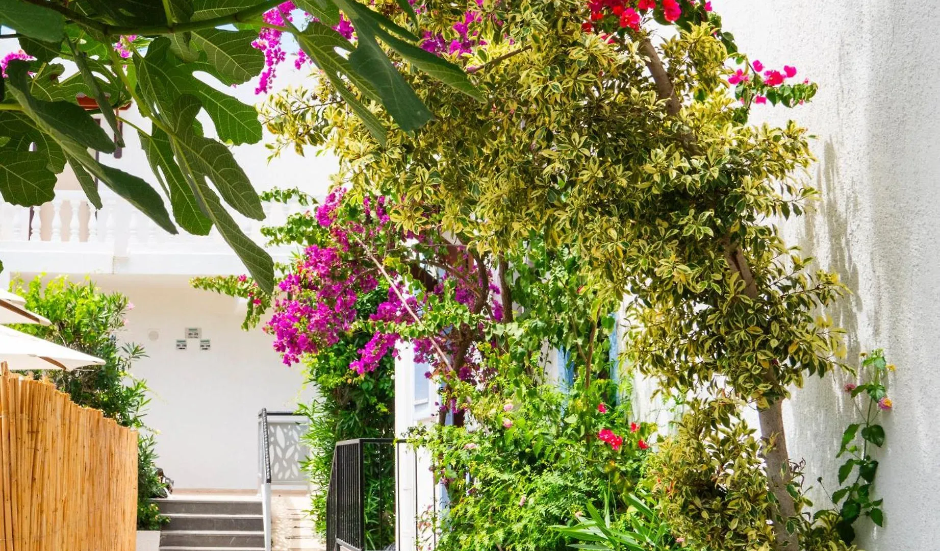 Manuela Boutique Hotel Битез