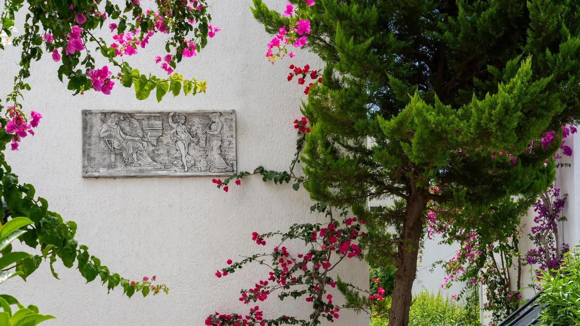 Manuela Boutique Hotel Битез